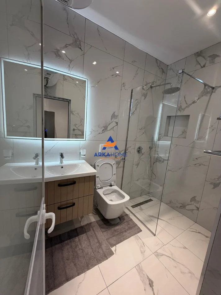 Tirane, jepet me qera 1+1 Kati 1, 65 m² 472 € 