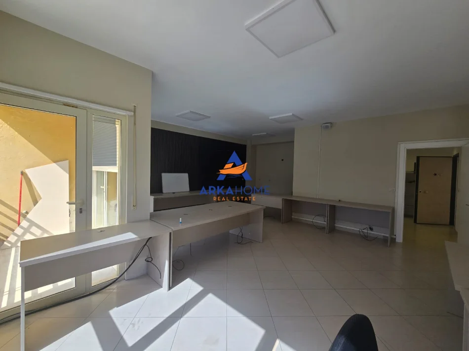 Tirane, jepet me qera zyre Kati 0, 140 m² 1.154 € (Stacioni i Trenit)