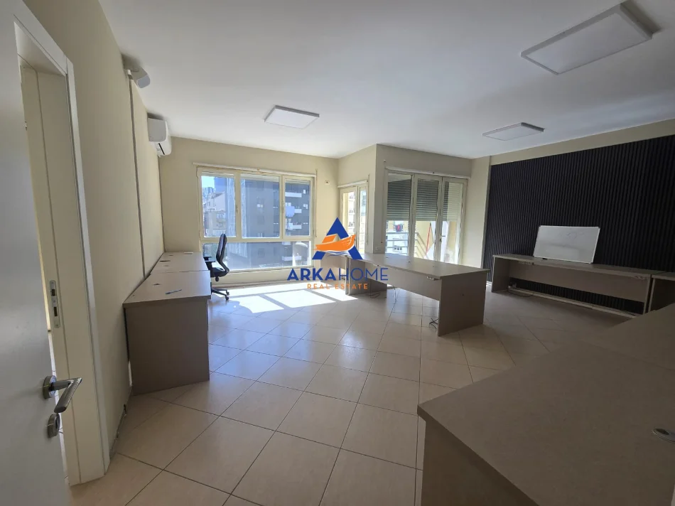 Tirane, jepet me qera zyre Kati 0, 140 m² 1.154 € (Stacioni i Trenit)