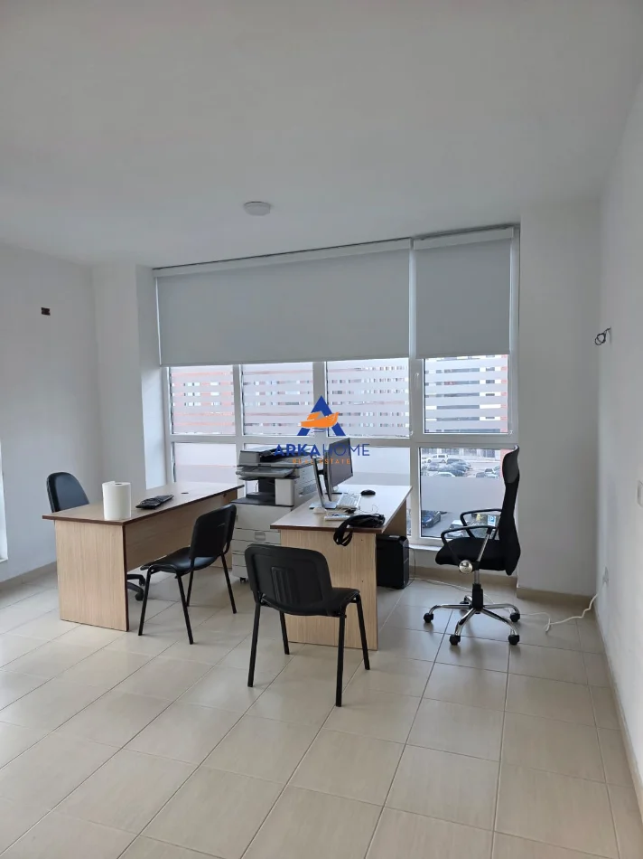 Tirane, jepet me qera zyre Kati 3, 65 m² 500 € (bulevardi i ri)
