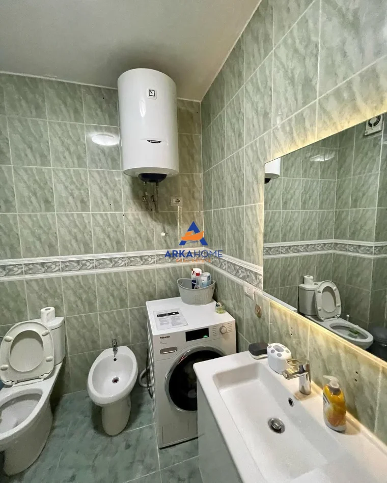 Tirane, jepet me qera apartament 1+1+Ballkon Kati 8, 75 m² 850 € 