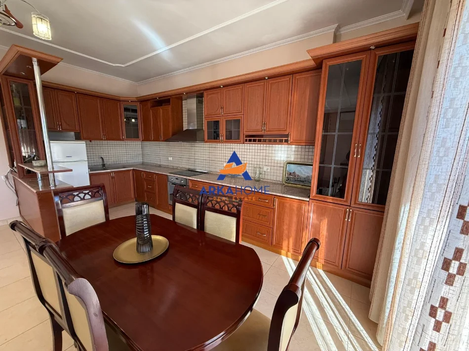 Tirane, jepet me qera Vile 2 Katshe Kati 2, 505 m² 900 € 