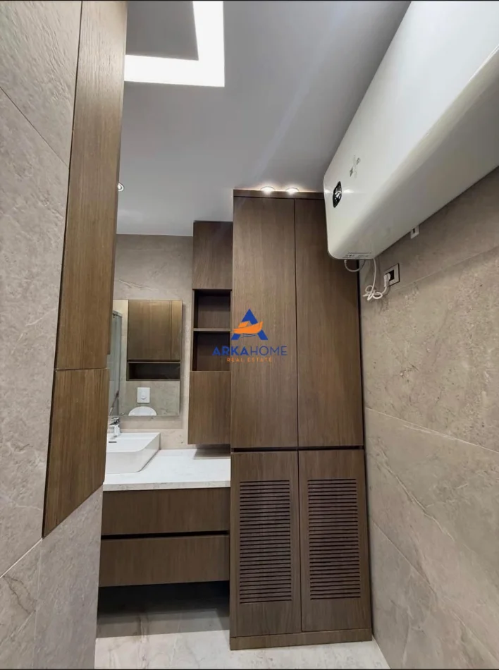 Tirane, jepet me qera apartament 1+1+Ballkon Kati 4, 65 m² 1.000 € 