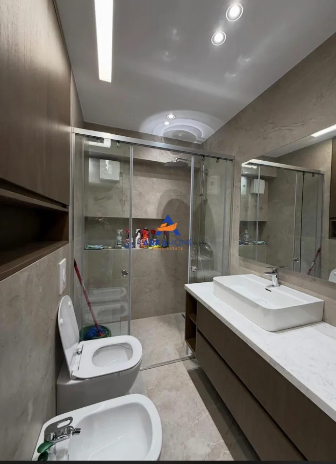 Tirane, jepet me qera apartament 1+1+Ballkon Kati 4, 65 m² 1.000 € 