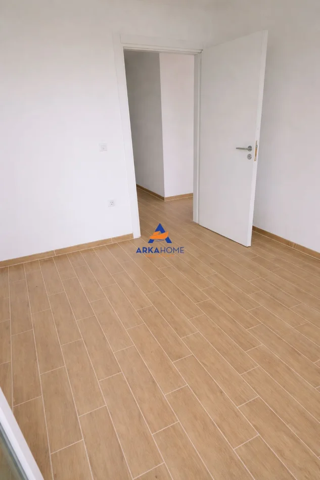 Tirane, jepet me qera apartament 1+1+Ballkon Kati 1, 110 m² 367 € 