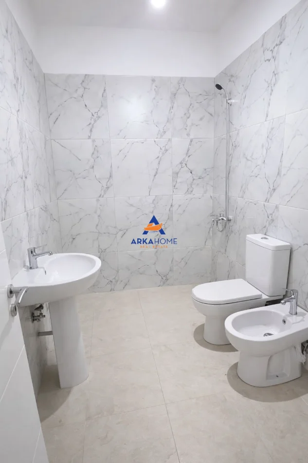 Tirane, jepet me qera apartament 1+1+Ballkon Kati 1, 110 m² 367 € 