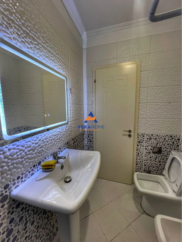 Tirane, jepet me qera apartament 2+1+Ballkon , 90 m² 