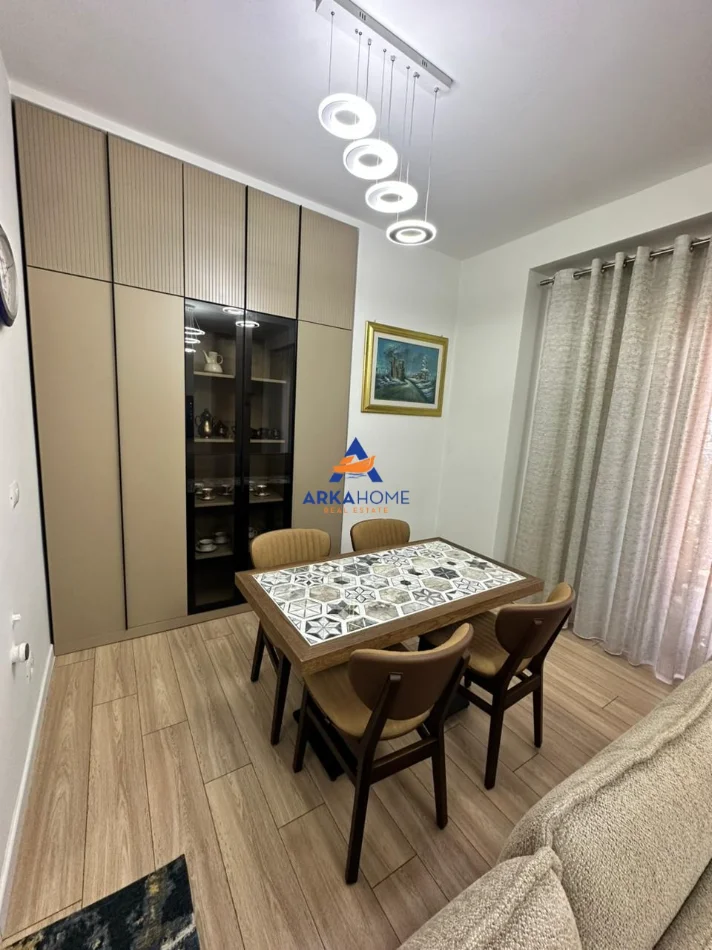 Tirane, jepet me qera apartament 3+1+Ballkon Kati 6, 159 m² 1.950 € 