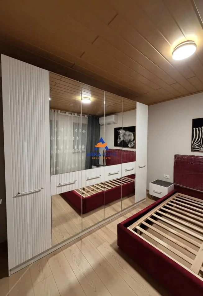Tirane, jepet me qera apartament 1+1+Ballkon Kati 2, 85 m² 577 € 