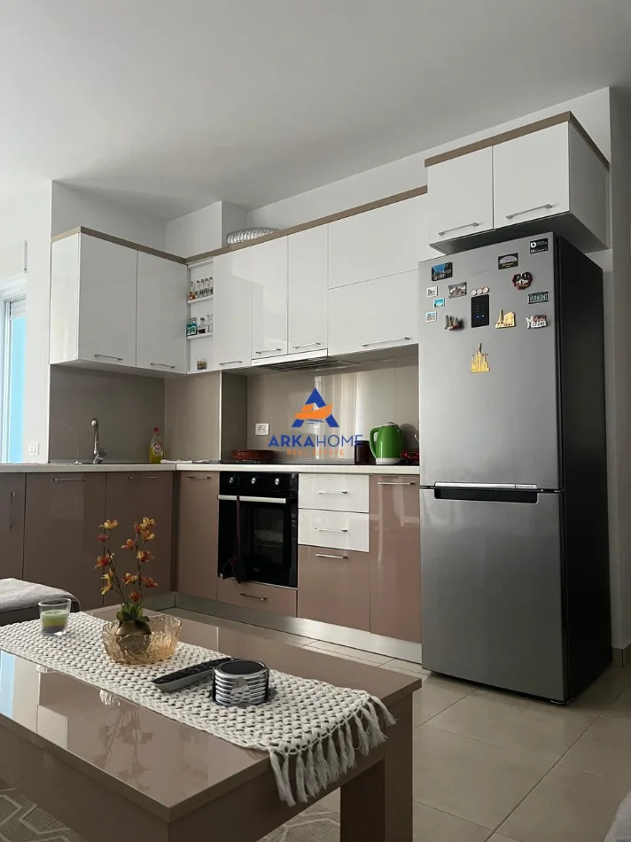 Tirane, jepet me qera apartament 1+1+Ballkon Kati 7, 68 m² 577 € 