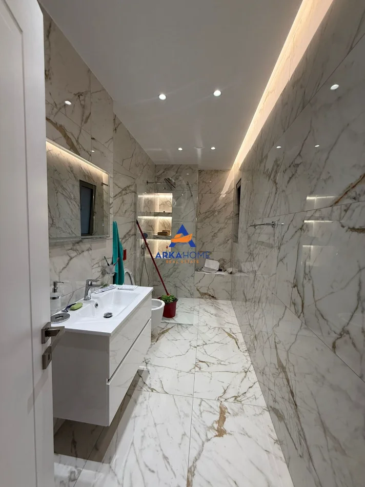Tirane, shitet apartament 1+1+Ballkon Kati 4, 78 m² 250.000 € 