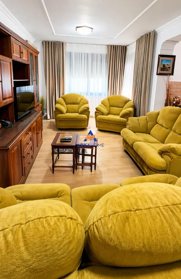 Tirane, jepet me qera apartament 2+1+Ballkon Kati 7, 120 m² 1.200 € 