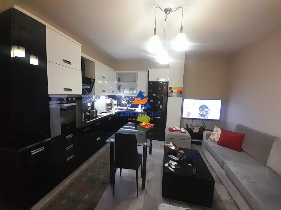 Tirane, jepet me qera apartament 1+1+Ballkon Kati 4, 68 m² 525 € 