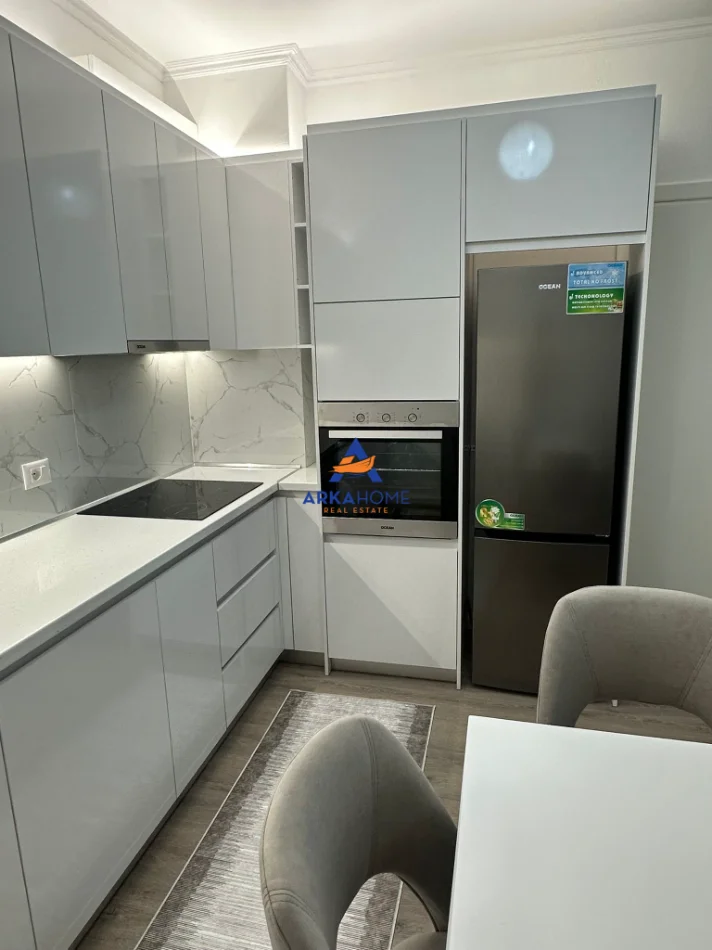 Tirane, jepet me qera apartament 2+1+Ballkon Kati 5, 103 m² 1.000 € 