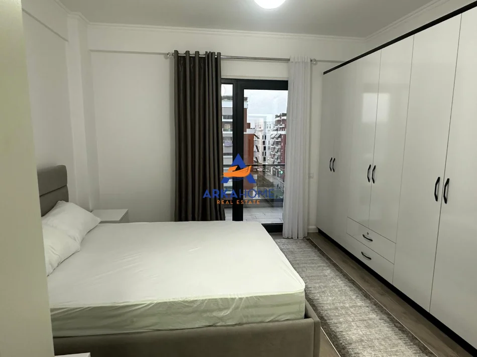 Tirane, jepet me qera apartament 2+1+Ballkon Kati 5, 103 m² 1.000 € 