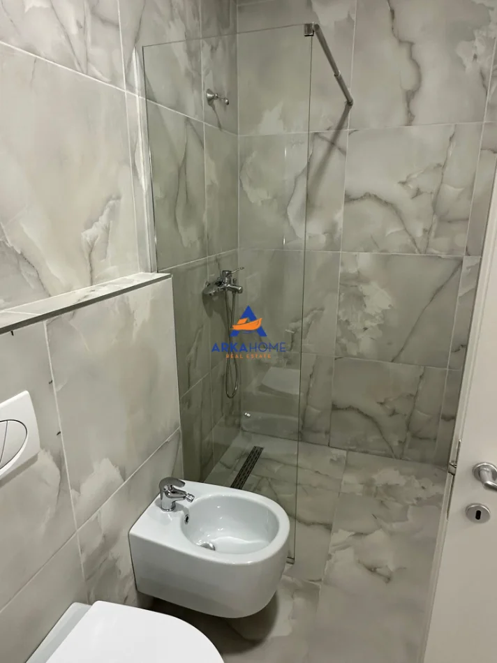 Tirane, jepet me qera apartament 2+1+Ballkon Kati 5, 103 m² 1.000 € 