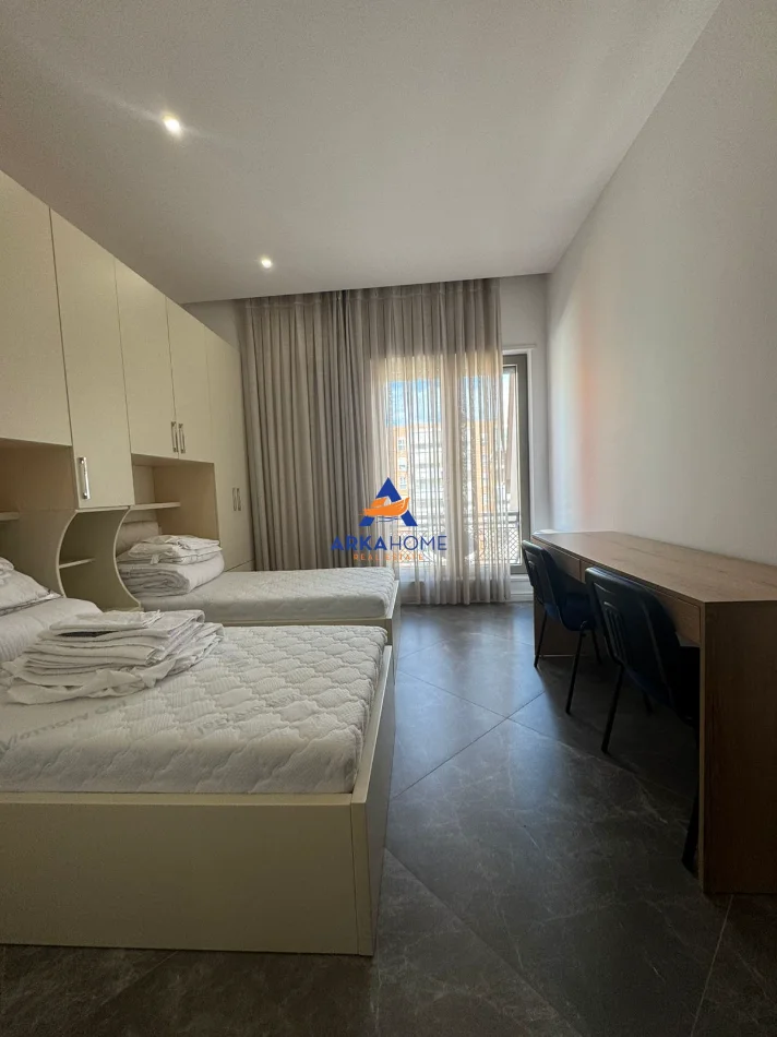 Tirane, jepet me qera apartament 2+1+Ballkon Kati 5, 116 m² 1.400 € 