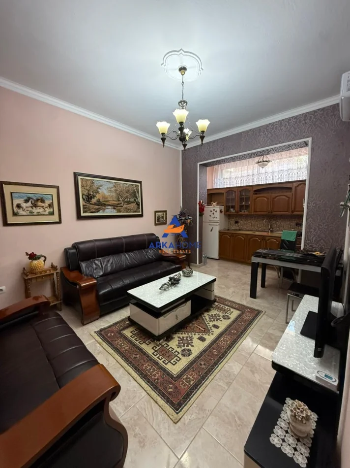 Tirane, jepet me qera apartament 2+1+Ballkon Kati 2, 65 m² 735 € 