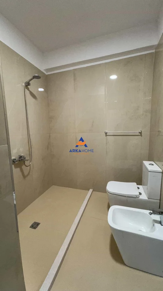 Tirane, jepet me qera apartament 2+1+Ballkon , 101 m² 735 € 