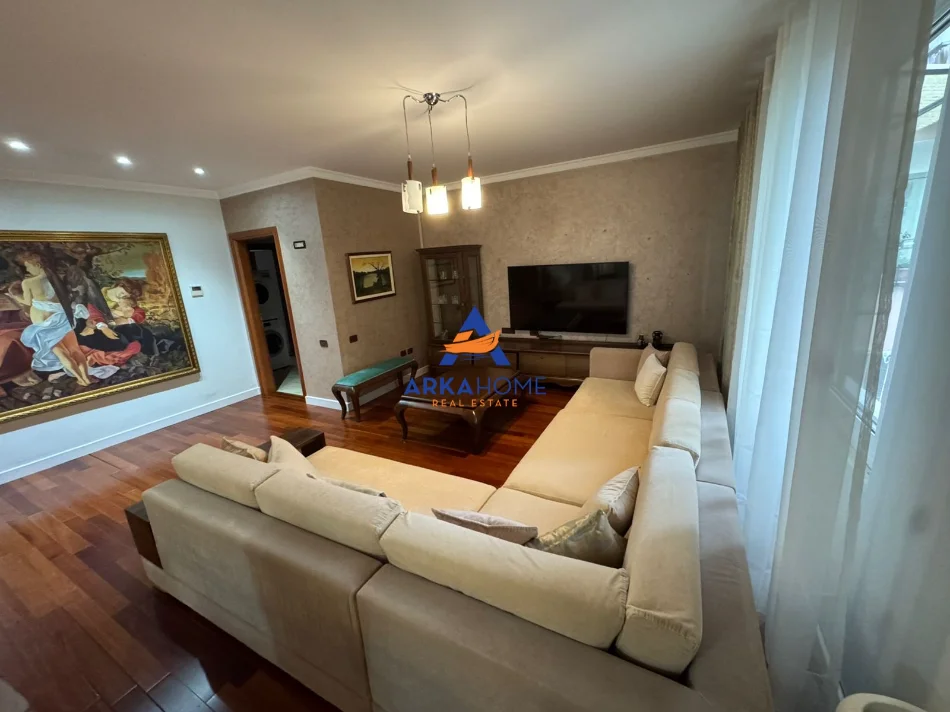 Tirane, jepet me qera apartament 3+1+Ballkon Kati 5, 130 m² 2.000 € 