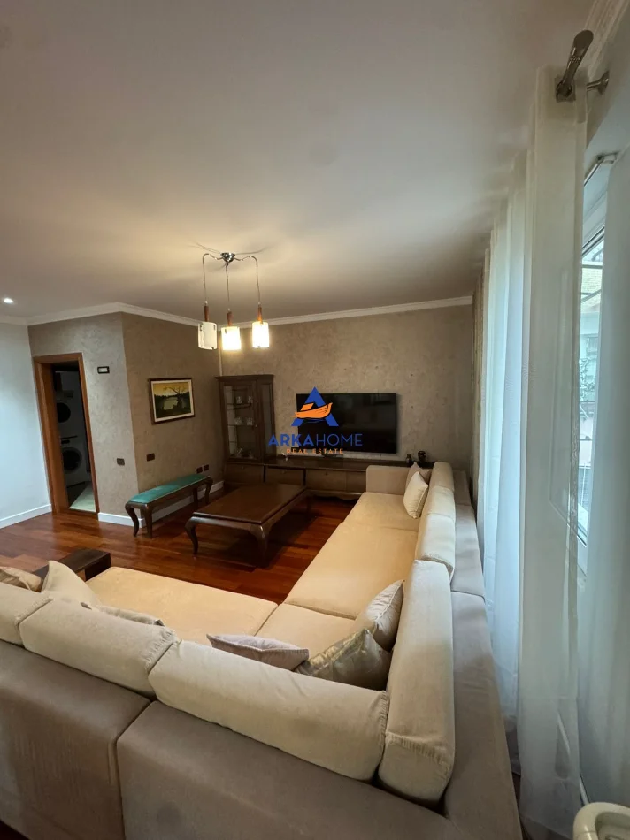 Tirane, jepet me qera apartament 3+1+Ballkon Kati 5, 130 m² 2.000 € 
