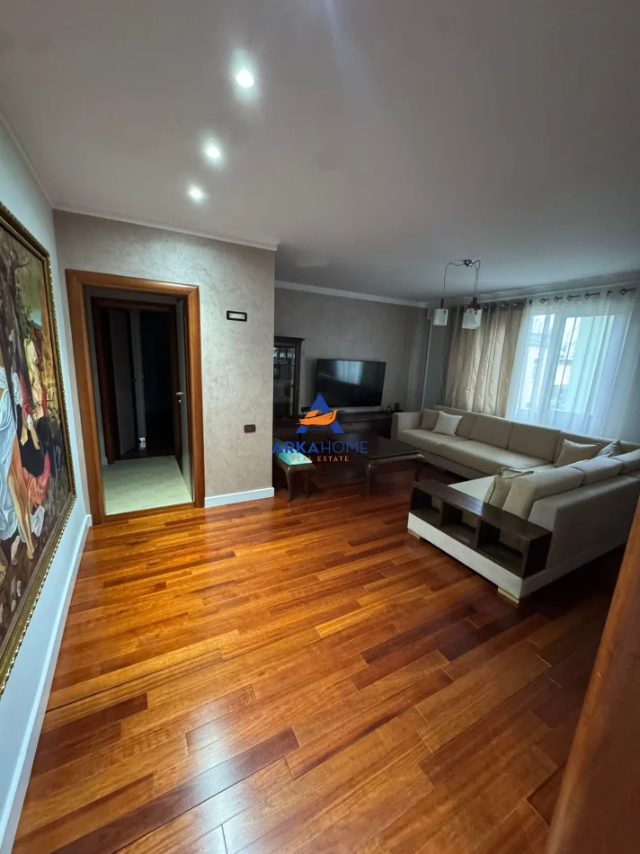 Tirane, jepet me qera apartament 3+1+Ballkon Kati 5, 130 m² 2.000 € 