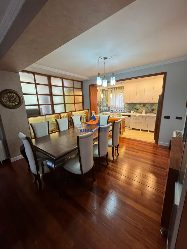 Tirane, jepet me qera apartament 3+1+Ballkon Kati 5, 130 m² 2.000 € 