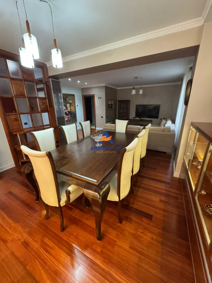 Tirane, jepet me qera apartament 3+1+Ballkon Kati 5, 130 m² 2.000 € 
