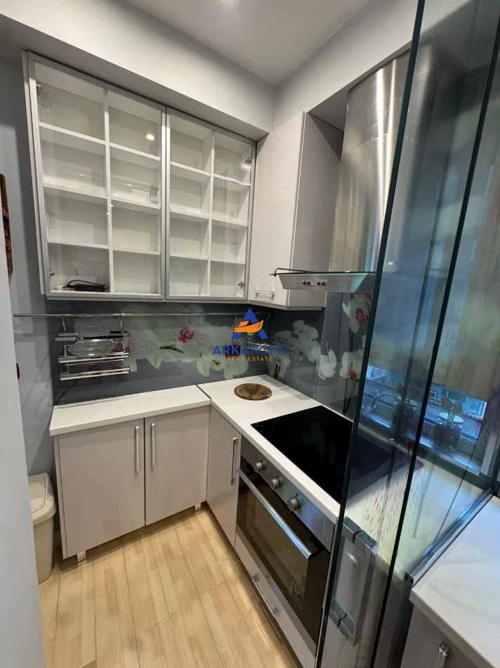 Tirane, jepet me qera apartament 3+1+Ballkon Kati 5, 130 m² 2.000 € 