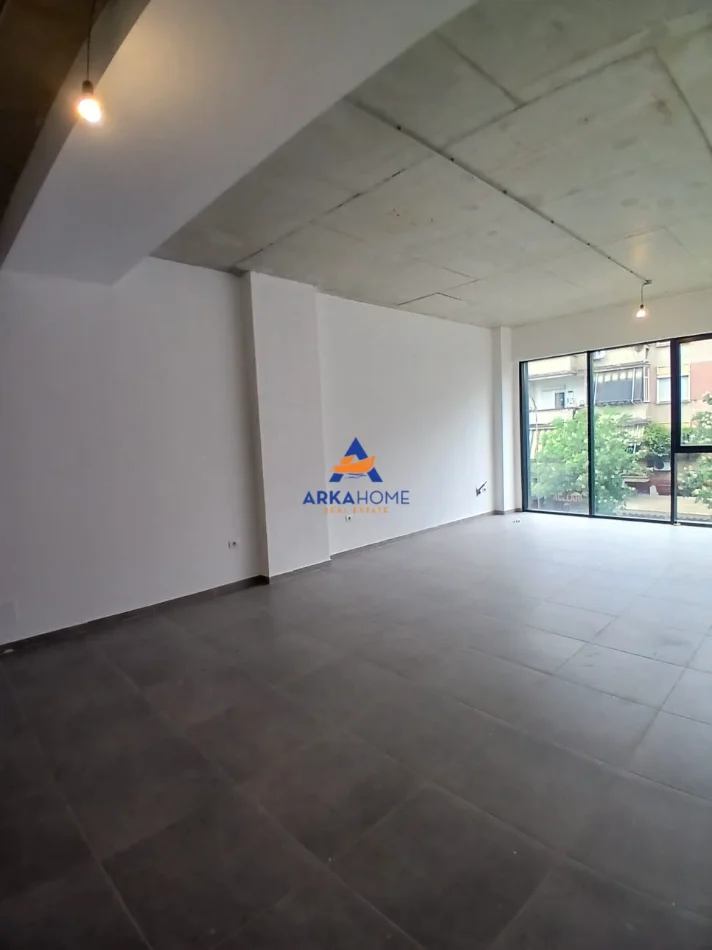 Tirane, jepet me qera zyre Kati 1, 60 m² 1.000 € 
