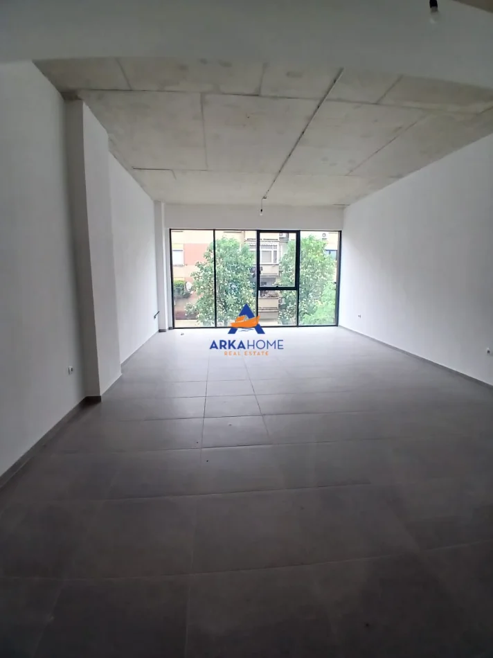 Tirane, jepet me qera zyre Kati 1, 60 m² 1.000 € 