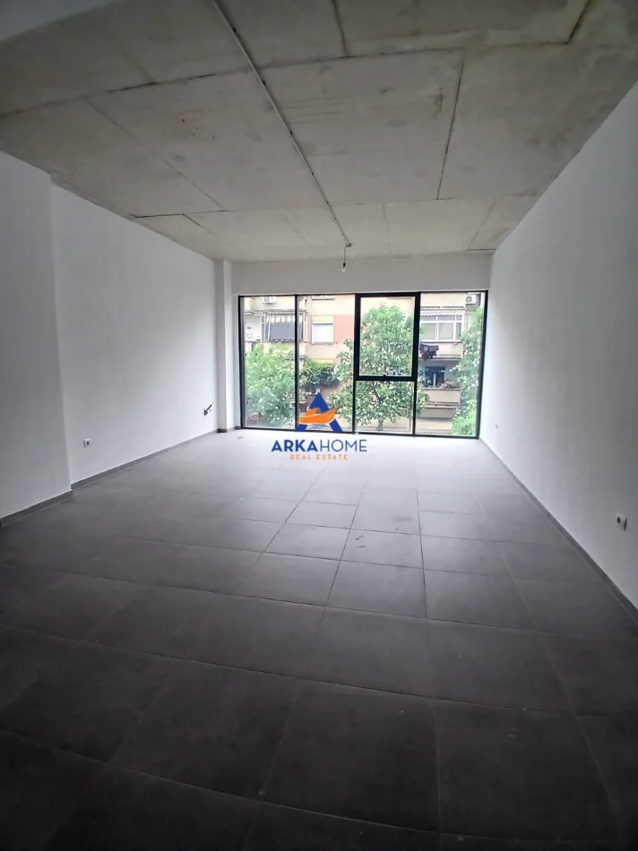 Tirane, jepet me qera zyre Kati 1, 60 m² 1.000 € 