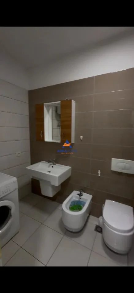 Tirane, jepet me qera apartament 1+1+Ballkon Kati 4, 78 m² 600 € 