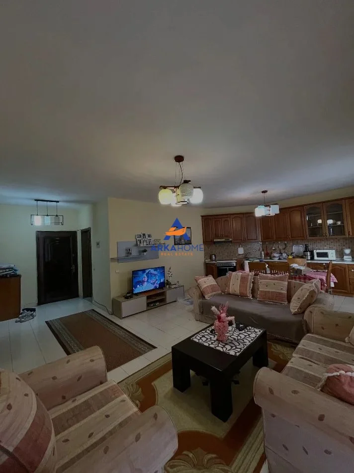 Tirane, jepet me qera apartament 2+1+Ballkon Kati 5, 96 m² 800 € 
