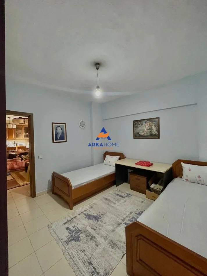 Tirane, jepet me qera apartament 2+1+Ballkon Kati 5, 96 m² 800 € 