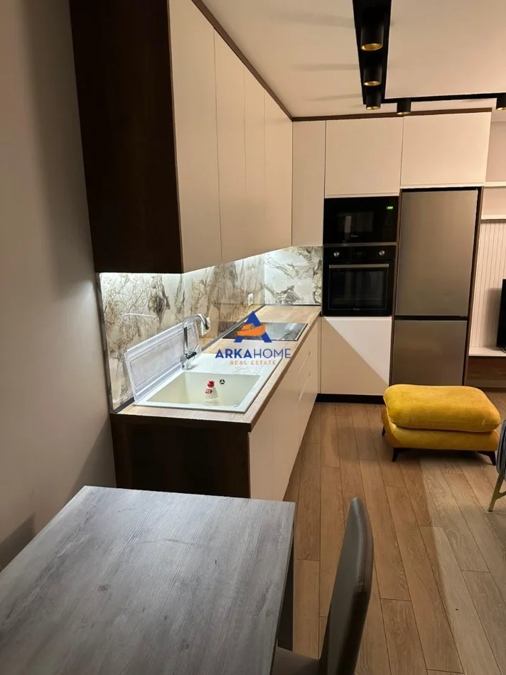 Tirane, jepet me qera apartament 1+1+Ballkon Kati 4, 62 m² 526 € 