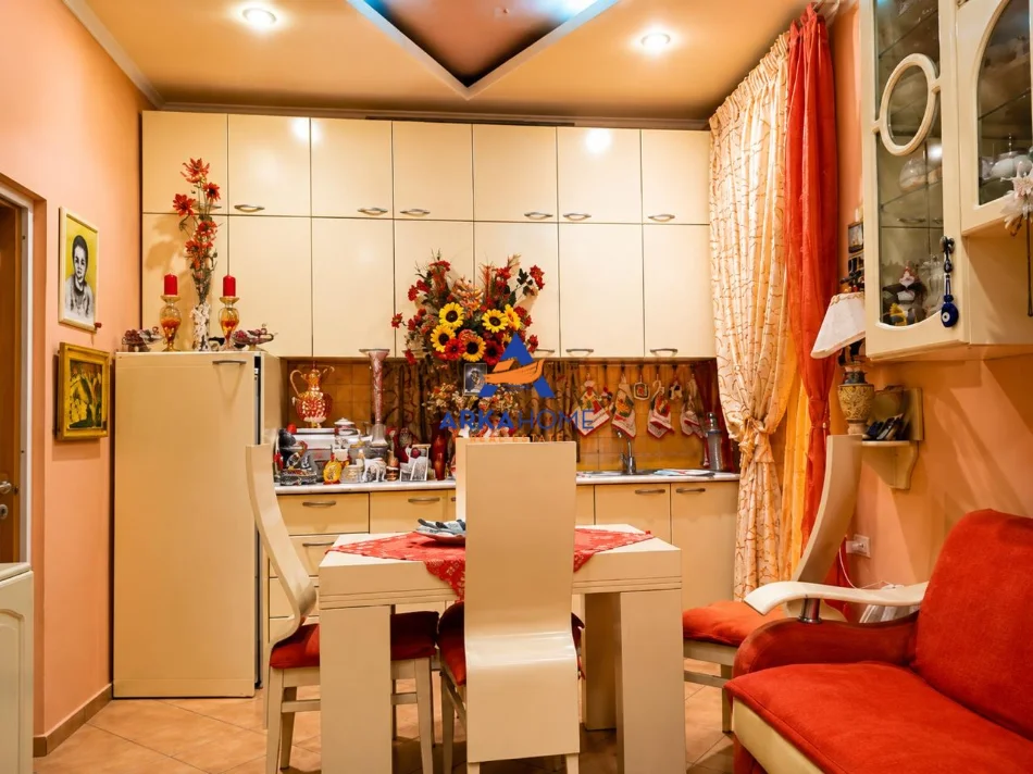 Tirane, jepet me qera apartament 1+1+Ballkon Kati 4, 60 m² 525 € 