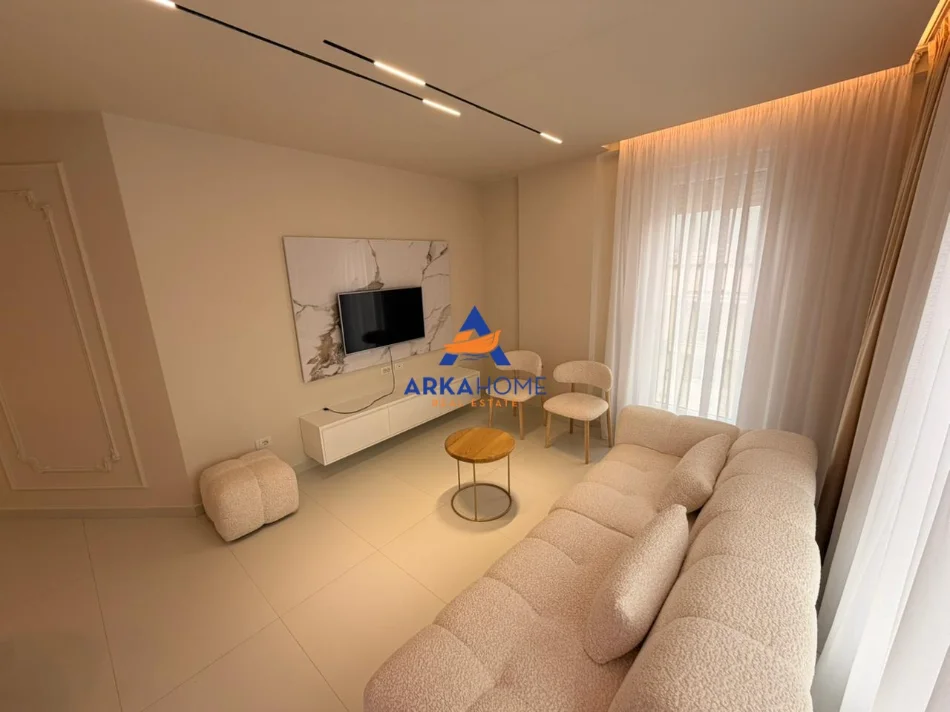 Tirane, jepet me qera apartament 1+1+Ballkon Kati 8, 683 m² 683 € 