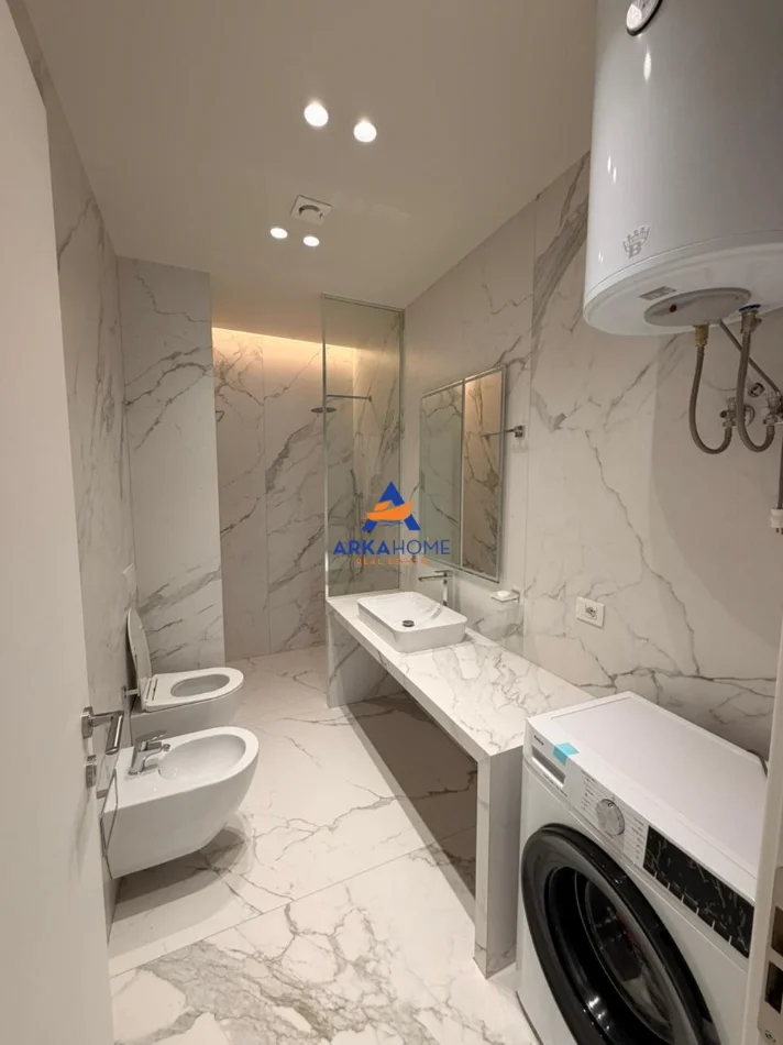Tirane, jepet me qera apartament 1+1+Ballkon Kati 8, 683 m² 683 € 