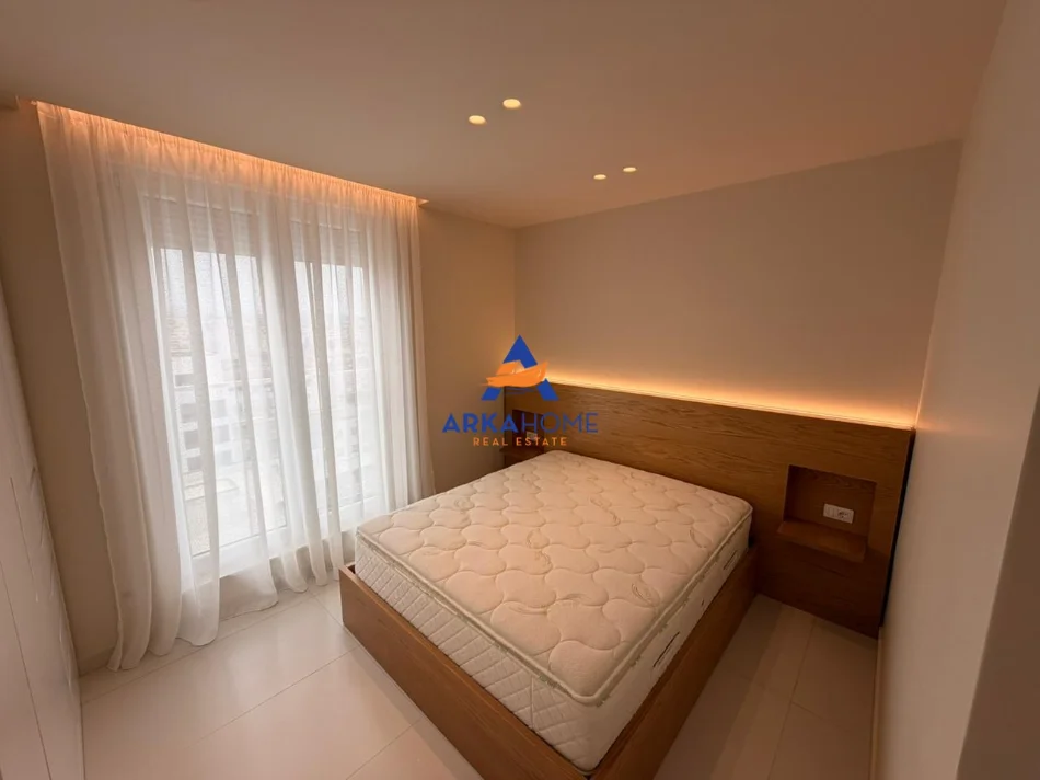 Tirane, jepet me qera apartament 2+1+Ballkon Kati 8, 82 m² 788 € 