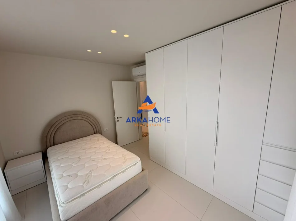 Tirane, jepet me qera apartament 2+1+Ballkon Kati 8, 82 m² 788 € 