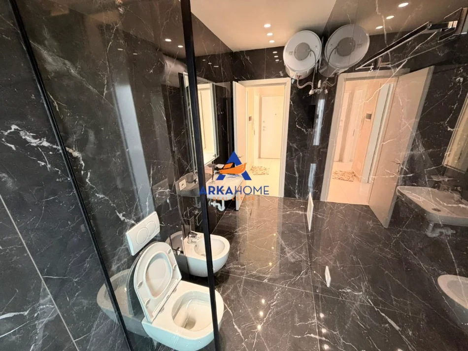Tirane, jepet me qera apartament 2+1+Ballkon Kati 8, 82 m² 788 € 