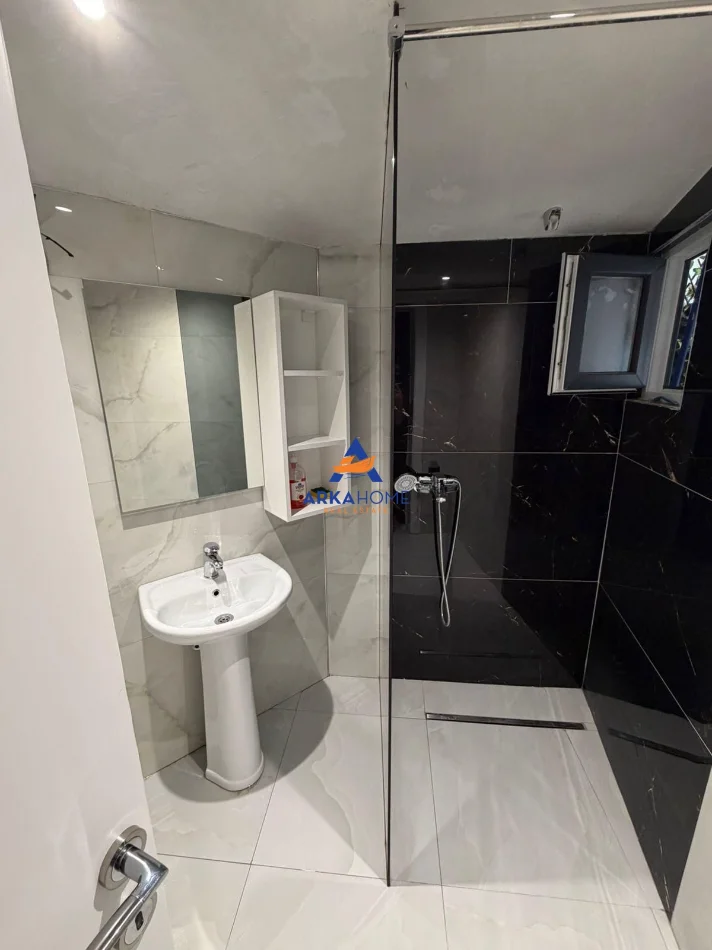 Tirane, jepet me qera apartament 1+1+Ballkon Kati 0, 65 m² 525 € 