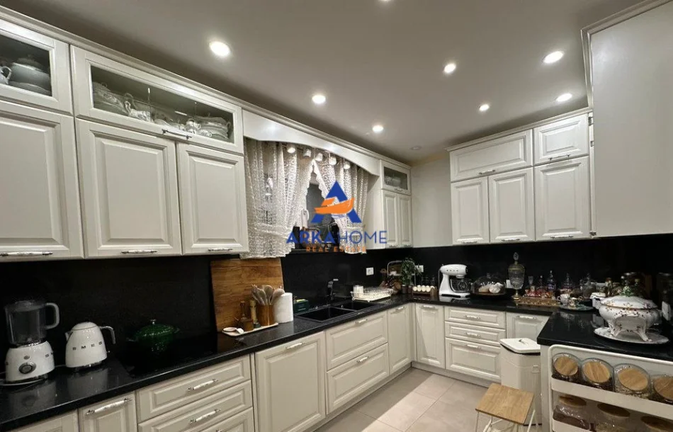 Tirane, shitet apartament 3+1+Ballkon Kati 7, 131 m² 365.000 € 