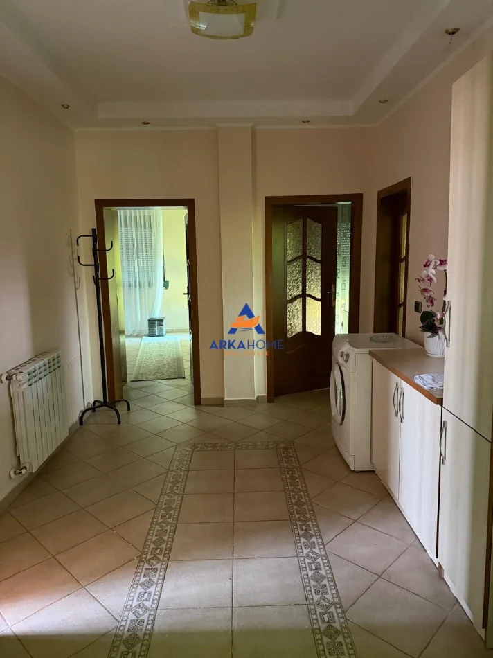 Tirane, jepet me qera apartament 2+1 Kati 3, 100 m² 800 € (qytetti studenti)