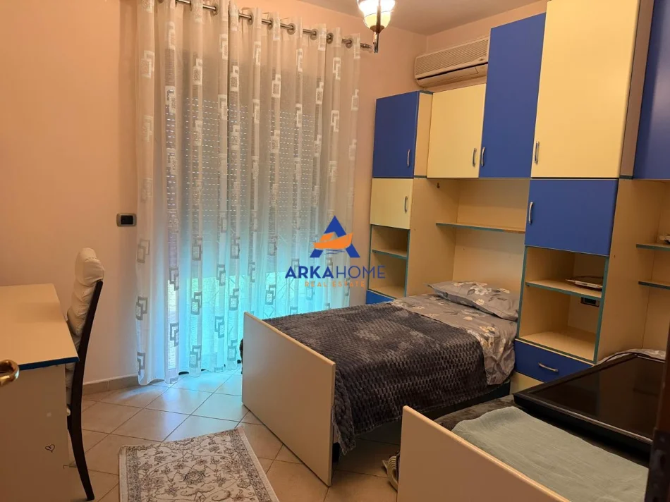 Tirane, jepet me qera apartament 2+1 Kati 3, 100 m² 800 € (qytetti studenti)