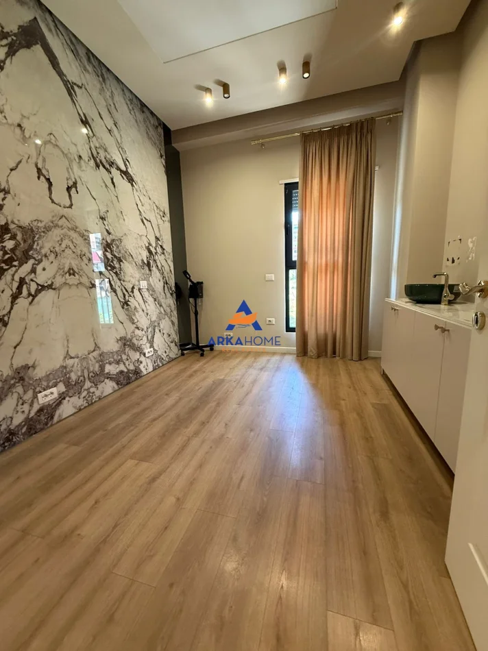 Tirane, jepet me qera ambjent biznesi Kati 1, 140 m² 1.500 € 