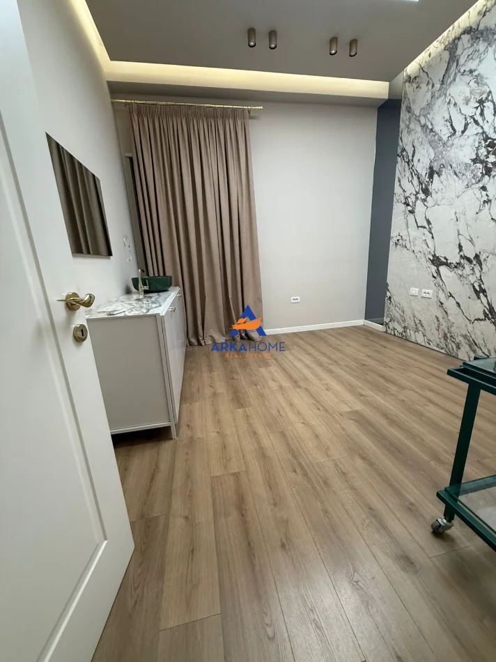 Tirane, jepet me qera ambjent biznesi Kati 1, 140 m² 1.500 € 