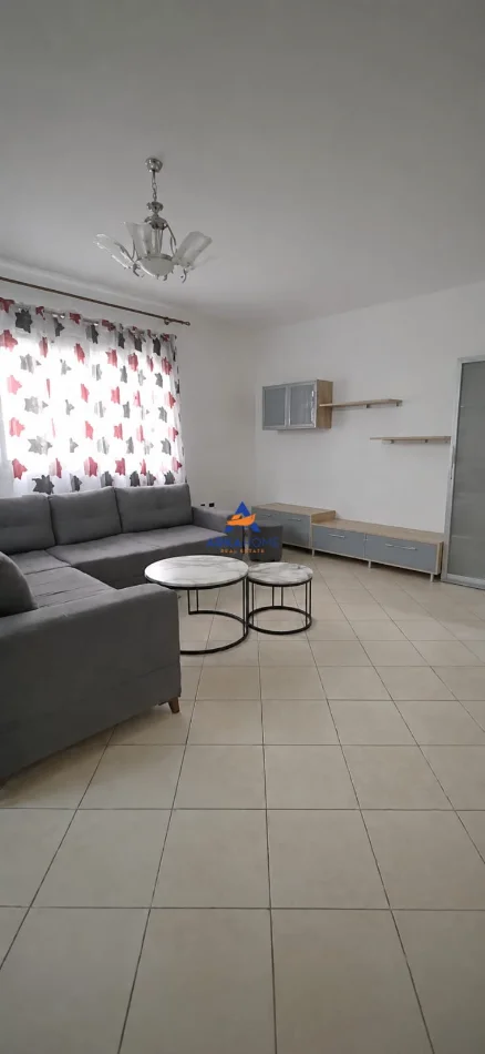 Tirane, jepet me qera ambjent biznesi Kati 2, 120 m² 1.000 € (TIRANA E RE)
