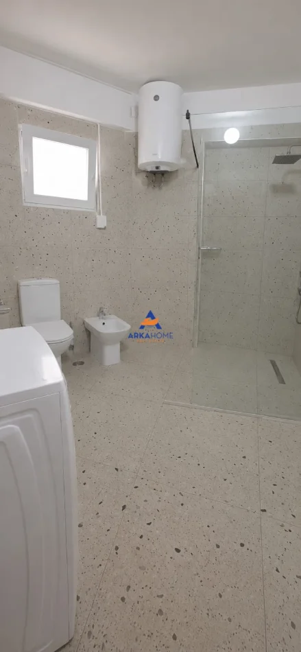 Tirane, jepet me qera ambjent biznesi Kati 2, 120 m² 1.000 € (TIRANA E RE)